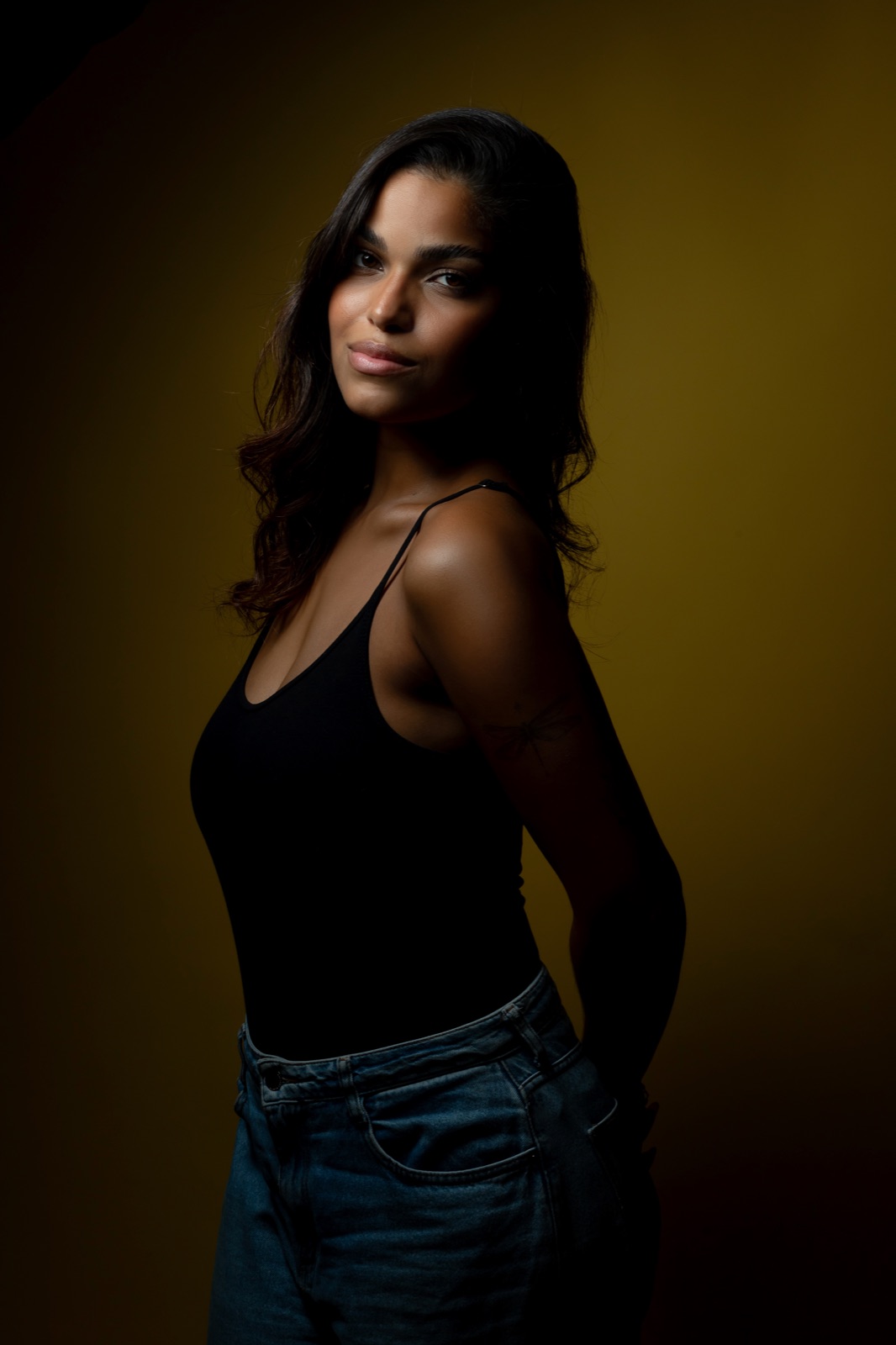 Retrato em fundo amarelo feito durante o Workshop de Iluminação em São José dos Campos
