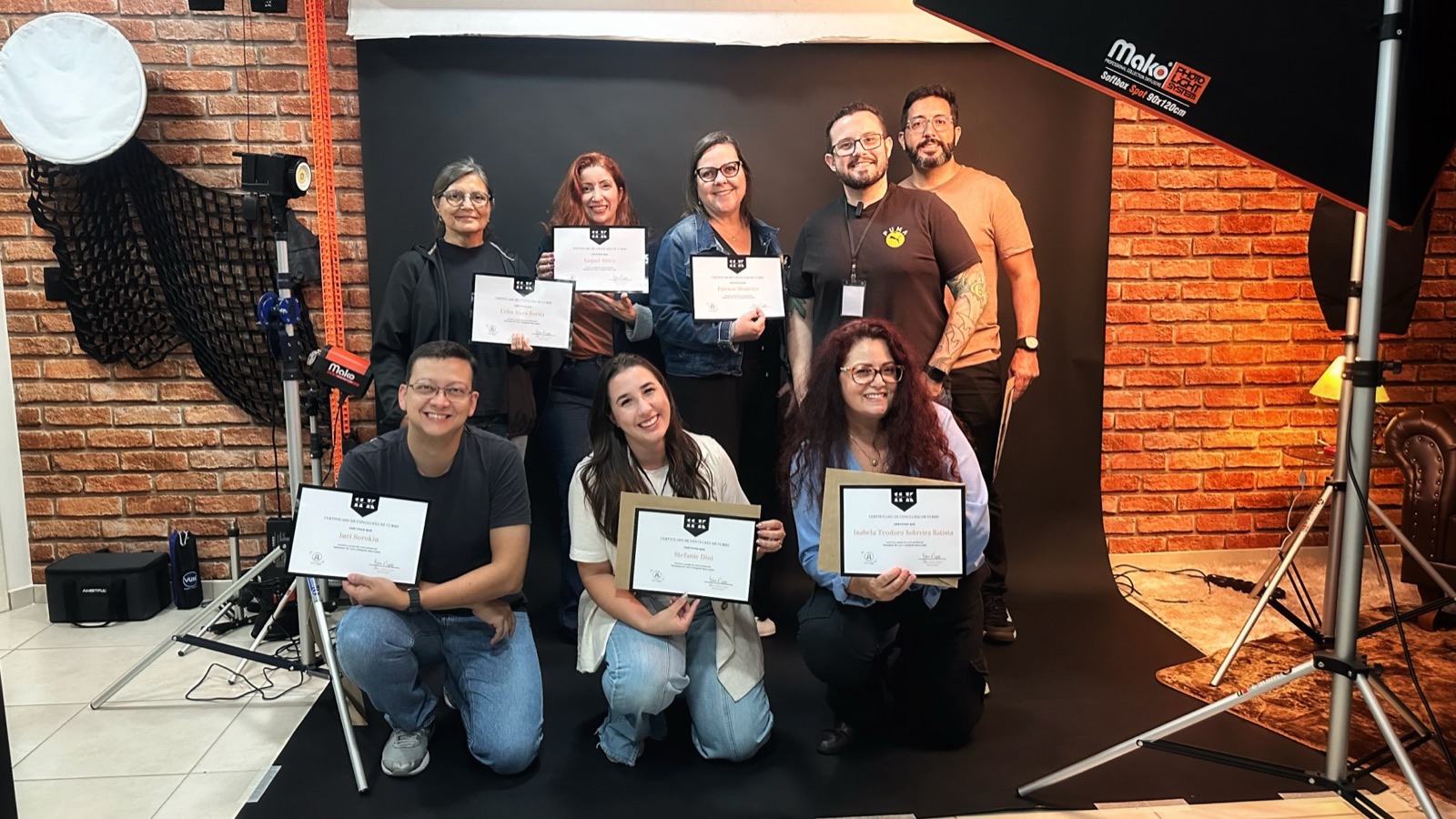 Turma da edição anterior do workshop com os certificados de participação, no estúdio Jésus Lopes